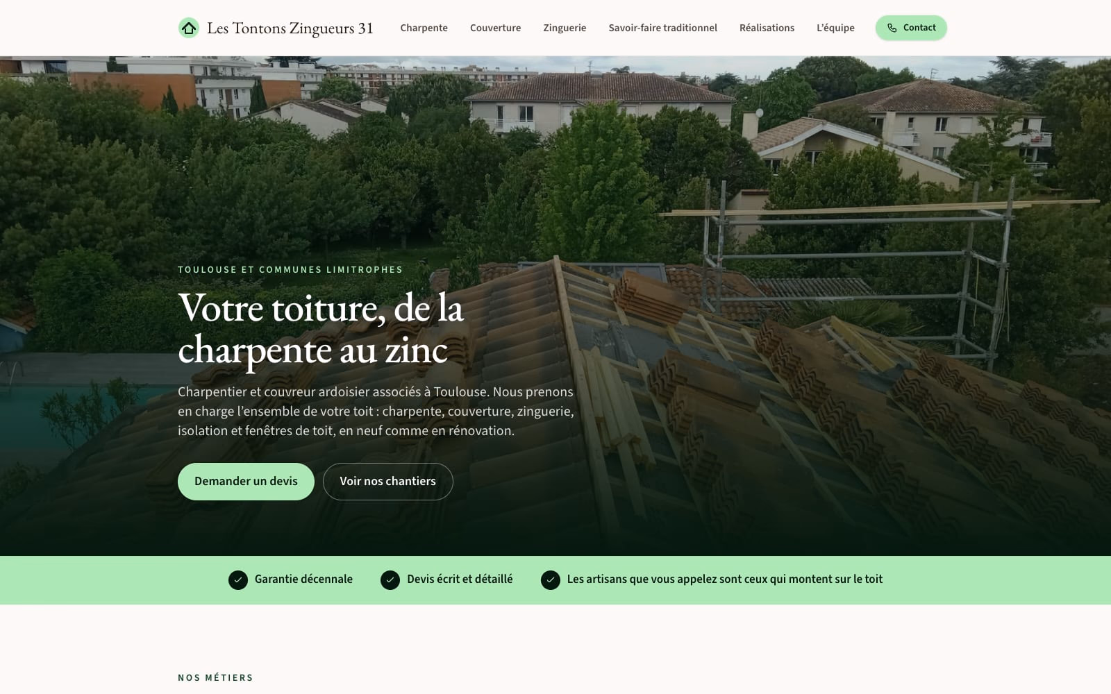 Page d’accueil de lestontonszingueurs31.fr : le titre « Votre toiture, de la charpente au zinc » et une photo de chantier.